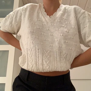 Söt stickad t-shirt - Mönster-stickad t shirt köpt på stadsmissionen. Säljer pga använder sällan. Bud atm: 175kr (+ frakt)