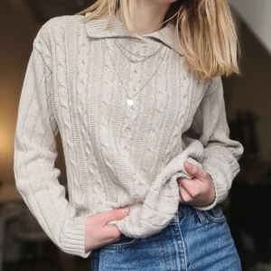 Stickad tröja - Stickad tröja, står ingen storlek men skulle säga att den är en m till l. Jättefint skick men den kommer inte till användning. Spårbar frakt för 63 kr. Bara att skriva vid frågor! Högsta bud 100kr