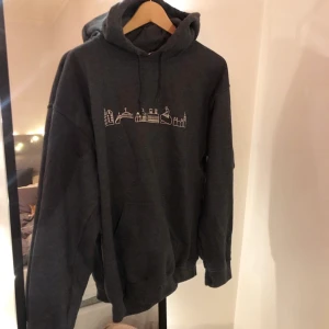 Oversized grå hoodie - As najs hoodie som sitter lite oversized på mig som vanligtvis är xs-s och är 174💗 köpare står för frakt. Skriv för fler bilder. 💝Bud på 200kr exklusive frakt!💝