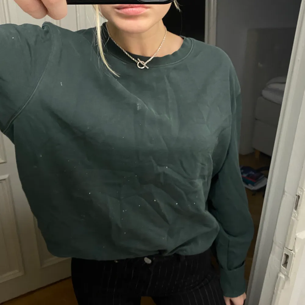 Snygg oversized sweatshirt från Acne! Jag är en S och ni ser på bilden hur den sitter på mig. Den har lite vitt ”stänk” på sig av målarfärg och lite små hål (den köptes så i butik) som gör att den blir lite coolare!. Hoodies.