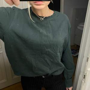 Snygg oversized sweatshirt från Acne! Jag är en S och ni ser på bilden hur den sitter på mig. Den har lite vitt ”stänk” på sig av målarfärg och lite små hål (den köptes så i butik) som gör att den blir lite coolare!