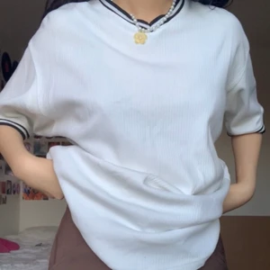 vit tshirt - Jättefin vit tshirt från heron i strl L men passar som s-L beroende på hur man vill att den ska sitta❤️ köparen står för frakten 66kr🥰