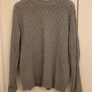 Samsoe Samsoe - Stickad tröja - Grå klassisk stickad tröja från S&S i strl S 