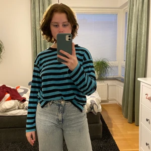 långärmad t-shirt - nyinköpt långärmad från monki som jag dessvärre ändrade mig om. jättemjuk. använd kanske 4 gånger. köpte den för 120kr. frakt = 40kr