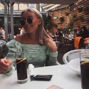 Fin blus - Så snygg blus från h&m , köparen står alltid för frakten 🥰 funkar för både s och m, väldigt skön och stretchig i materialet