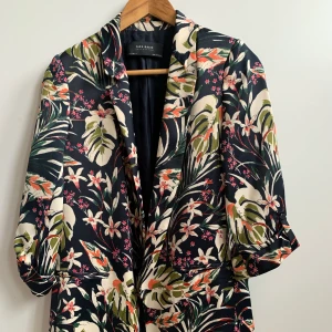 Zara kavaj - Storlek S. Mycket fint skick. Använd enstaka gånger.