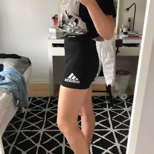 Säljer dessa träningsshorts i XS, köpte de i somras men de kom inte till så mycket användning!! De kostade 269kr som nypris, jag säljer de för 100kr☺️