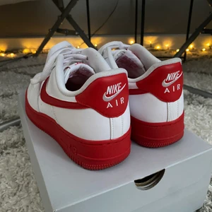 Nike air force 1 red  - Använda max 3 gånger, säljer pågrund av att dom inte kommer till användning. Storlek 40 (men passar 39). Nypris 1099kr. 