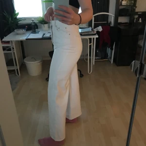 Vita Wide Leg Jeans - Hej, säljer ett par vida jeans från Gina Tricot, modellen Idun 💓🌸 Den här färgen går inte att få tag på längre och nypris var 600kr:) De är aningen för korta för mig som är 184cm men går att klippa om man vill ha dem kortare. Säljes då de är för stora i midjan, endast använda ca 5 gånger 🌻 Frakt tillkommer!