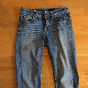 tiger of swedenjeans - skinny blåjeans från tiger of sweden, medelhög midja, en halvt avsliten hälla i sidan men det syns ej. okänd storlek men skulle gissa att de passar någon i XS bäst