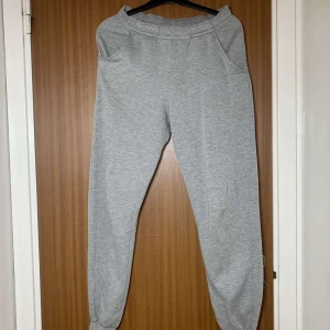 Gråa mjukisbyxor  - Ett par sköna mjukisbyxor i storlek 160. Bra passform och säljer pga för små för mig.