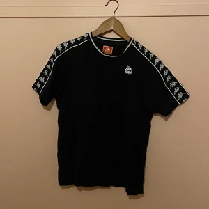 Kappa t-shirt  - Kappa t-shirt, super snygg och trendig. Kan frakta (köparen står för frakten).