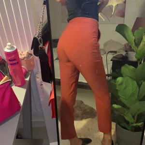 Kostymbyxor  - Säljer mina fina kostymbyxor från ginatricot. Färgen är väldigt höstlig och fin.  Använt dom fåtal gånger. Säljer dom för 100kr. Möts helst upp i Göteborg men kan även frakta fast då står köparen för frakten. 