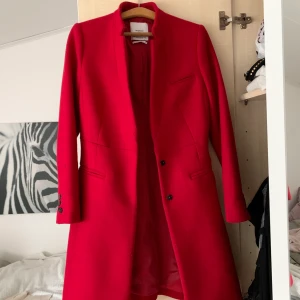 Röd kappa - Kappa från Mango passar perfekt en XS-S🥰 buda på!