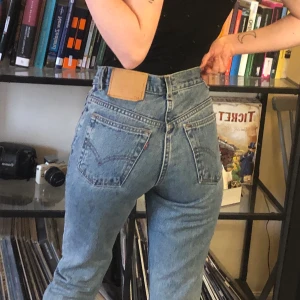 Vintage Levi’s - Levi’s i modell 517. Köpta för 499 på Beyond Retero. Bra skick dock något sliten logga i bak. Sitter sjukt bra på mig som är 1,65m. Oklart vilken storlek det är men jag brukar ha xs/ 25 i byxor och dessa är något stora i midjan. 