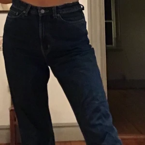 Weekday ROW mörkblåa jeans  - Säljer weekdays populära mörkblå jeans i modellen ROW. (Loose, straight leg) Högmidjade och jättesköna. Går över skorna lite vilket jag själv tycker är skitsnyggt💞👍🏼 superbra skick, använda ett fåtal gånger. 
