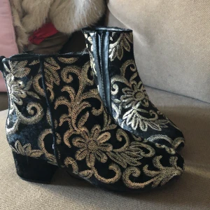 Asfräna skor  - Asfräna o coola unika skor / finskor ?:) oanvända! Glittrar mer än man ser på bilderna 