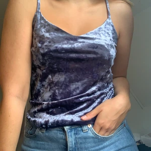 Velvet-linne - Blått linne i ”velvet”, väldigt vacker blå nyans. Stylas väl med vita jeans för en sommrig look!💙🐋⭐️