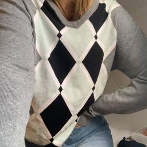 Second hand-köpt tröja med trendigt mönster! Ljusblå/mint, vit, svart, grå😍🥺