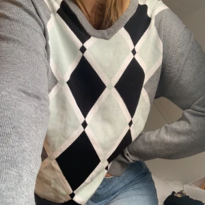 Tröja med mönster🤍💙 - Second hand-köpt tröja med trendigt mönster! Ljusblå/mint, vit, svart, grå😍🥺