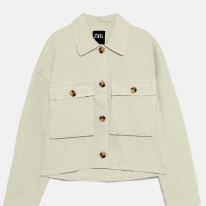 Zara jeansjacka  - Mintgrön jeansjacka från Zara. 2019 sommarkollektion. Den skulle verkligen ha behövts strykas på bilderna, annars är den jättefin! 💖Jag möts upp i Stockholm vid köp på 2 eller fler plagg, annars kan jag frakta för 66kr😊