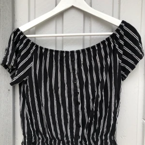 Offshoulder T-shirt från HM - En offshoulder T-shirt från HM i fint men använt skick. 20kr + frakt 🦋💫