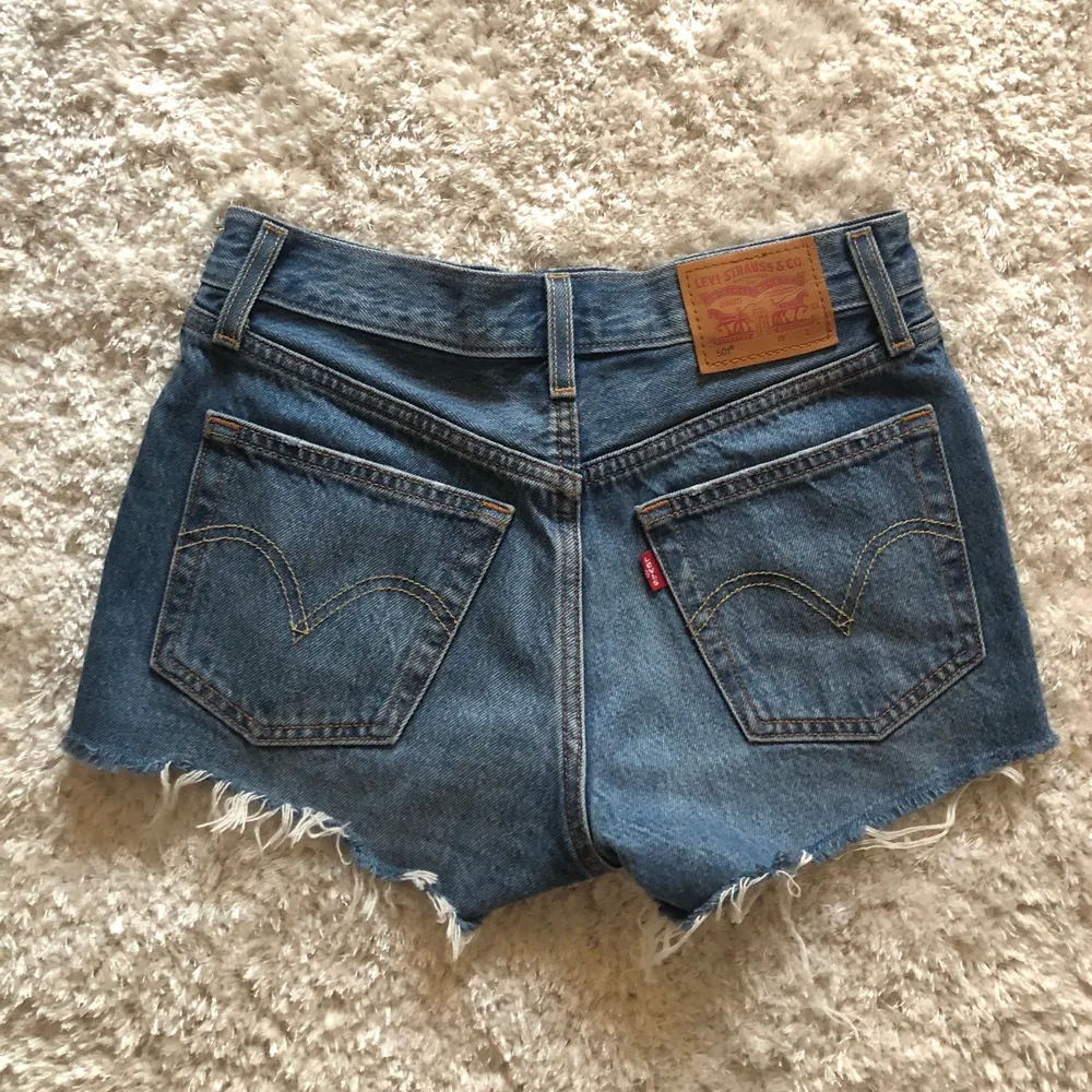 Snygga levi's shorts som knappat är använda. Säljs då dom tyvärr har blivit för små. . Shorts.