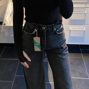 Raka jeans från Gina - Raka jeans från Gina, snygga men har tyvärr inte fått användning av dom så mycket. Storlek 34, köptes för 599 kr, säljer för 360 + frakt!! 🥰