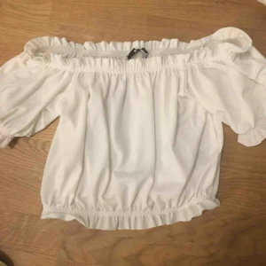  - En oanvänd off-shoulder topp från Gina. Väldigt strechig och extremt fin! 