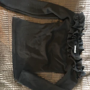 Svart ofshoulder tröja  - Svart offshoulder tröja, ifrån nelly, säljer en likadan fast i vit 