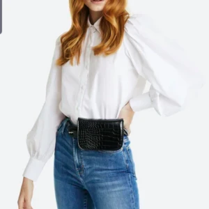 Oanvänd! Vit skjorta med ballongärmar  - Helt oanvänd skjorta med ballongärmar. Från BikBok, prislapp sitter kvar. Skönt luftigt material. Nypris 399 kr. :)