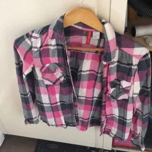 Rosa rutig skjorta  - Hel o ren skjorta :):)