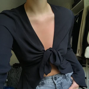 Svart topp - Huuuur fin topp som helst med knytfunktion. Den är i storlek 40 men passar definitivt en 38 och 36 också eftersom man kan bestämma hur tight man ska knyta den😍😍