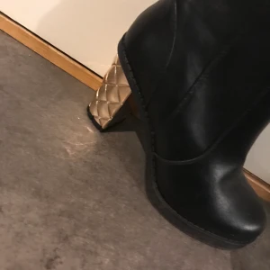 Stövlar, kappa skor - Nya stövlar storlek 37, 250kr. kappa skor storlek 39 i fint skick. 150kr