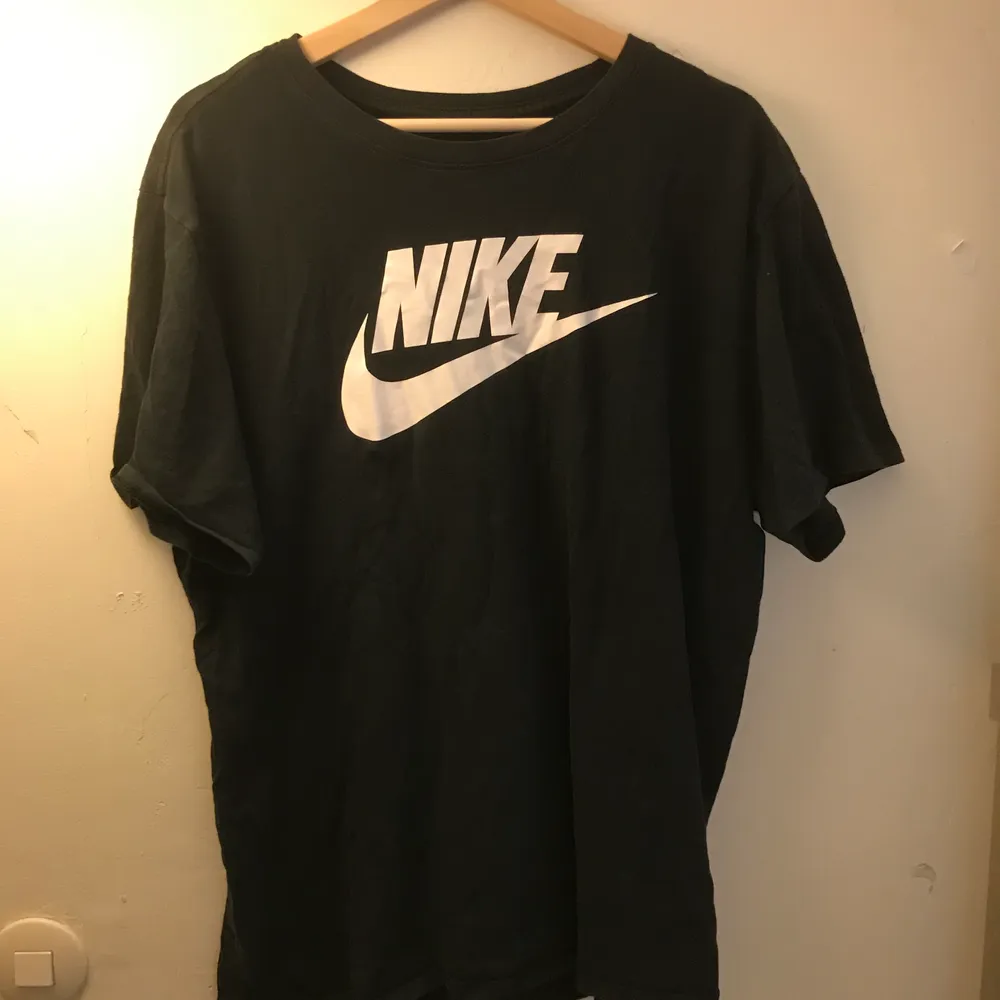 Klassisk svart Nike t shirt i storlek XL . T-shirts.
