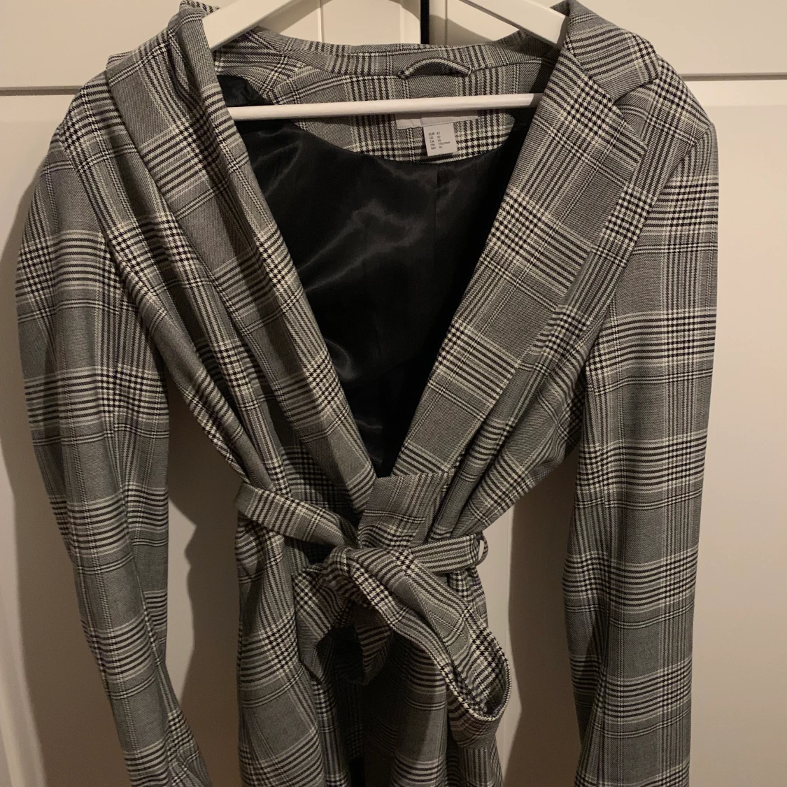 Rutig blazer med knyte - 90