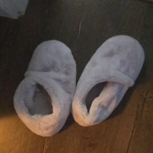 Mjukistofflor - Ljuslila jättegosiga och mjuka tofflor