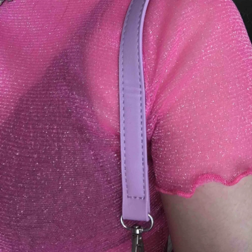 Oanvände pastell lila playboy väska med krokodil mönstrat läder. Baguette bag som är väldigt rymlig för sin storlek med innerfack.  Säljer den eftersom jag har den i flera färger. Ledande bud: 250 kr. Väskor.