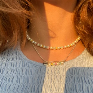 Halsband - Egengjorda halsband🤩😍 pris: köp båda för 100kr eller pärlhalsbandet för 75kr och säkerhetsnålhalsbandet för 60kr💫💓 kolla härna in mezzai_design på intsagram där vi säljer mer smycken!!🥰 pärlhalsbandet är sålt