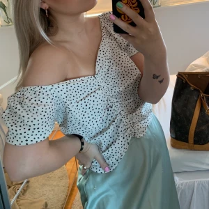 Prickig topp - En prickig topp från Hm i storlek M. Har vanligtvis xs/s så den är en aning stor på mig men har inte varit några problem!