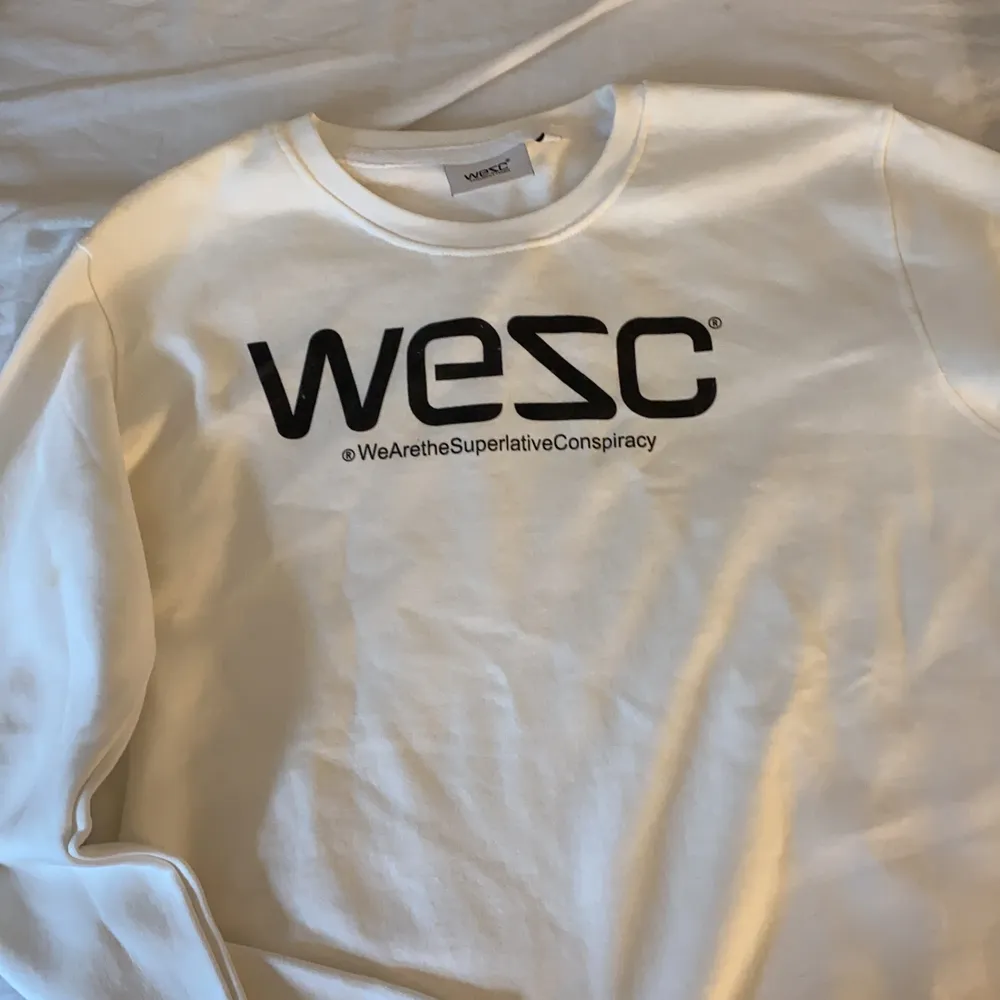 En helt oanvänd vit tröja från WESC, det är storlek XS men den är ganska stor så skulle nog passa S/M också! . Tröjor & Koftor.