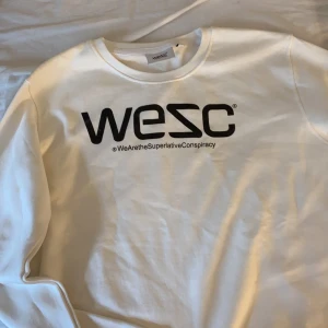 WESC tröja - En helt oanvänd vit tröja från WESC, det är storlek XS men den är ganska stor så skulle nog passa S/M också! 