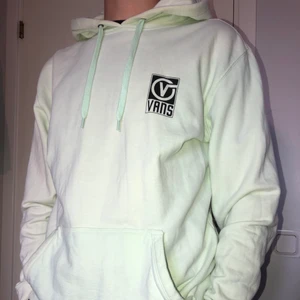 Neongrön Vans Hoodie - Riktigt mysig neongrön Vans hoodie från Carlings, varsamt använd! Bara lite sliten längst ned vid midjan, annars är det inget.