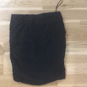 Kjol - En tajt och svart kjol! Från lindex