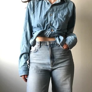 Jeansskjorta från American Apparel  - Ljus jeansskjorta från American Apparel i fint skick. Storlek XS från mansavdelningen. Suuuperfin att knyta men också att ha vanligt knäppt. 100% bomull. 