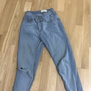 Jeans  - Väldigt bekväma håljeans! I stolen 36! Säljer pga att de är för små för mig! 
