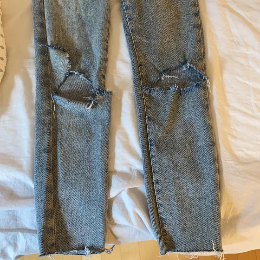 Så snygga jeans med hål från Bik Bok! Dom är riktigt stretchiga och bekväma! Dom är i väldigt bra skick! köpte dom för 600kr så säljer för mindre än halva priset:). Jeans & Byxor.