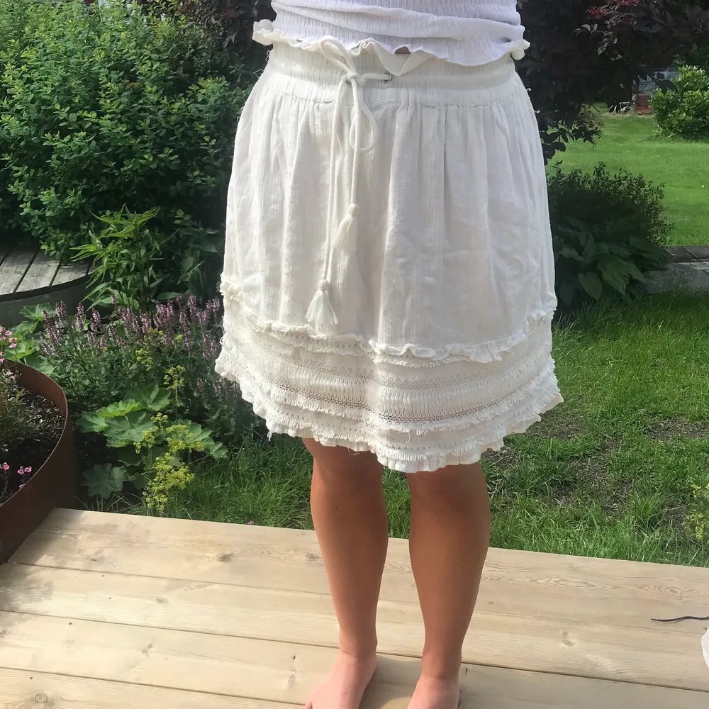 Somrig kjol från Bikbok i storlek m💞Frakten ingår i priset och önkas fler bilder är det bara att fråga🌸. Kjolar.