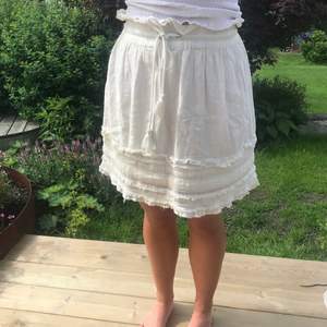 Somrig kjol från Bikbok i storlek m💞Frakten ingår i priset och önkas fler bilder är det bara att fråga🌸
