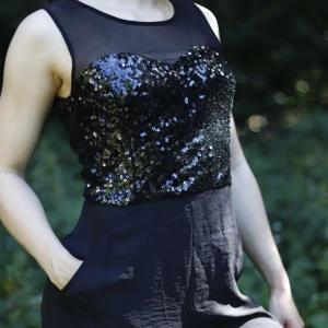 Byxdress  - Byxdress med glittrig topp. Fint skick, använd endast 1 gång. Finns i Malmö, går bra att swisha. Ska det skickas via paket får du betala för frakten. 